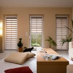 تصميم غرفة المعيشة مع ثلاث نوافذ