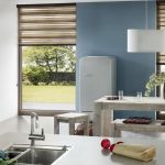 الستائر حمار وحشي في الداخل من المطبخ