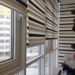 ستائر مخططة على نافذة الشرفة