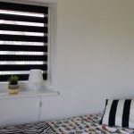 منسوجات مخططة في داخل غرفة النوم