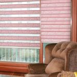 كرسي مريح أمام نافذة كبيرة