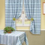 ستائر زرقاء و مفرش مقلم