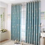 الستائر الزرقاء مع الغيوم في الحضانة