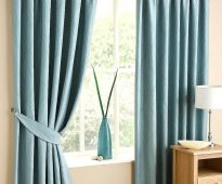 ستائر زرقاء مع نمط من الأمواج وزهرية في لهجة