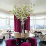 غرفة المعيشة بألوان زاهية والستائر الفوشيه