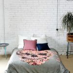 غرفة نوم داخلية مع مرتبة للنوم