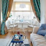 نسخة مثيرة للاهتمام من الستائر ذات اللونين لغرفة الطعام والمعيشة