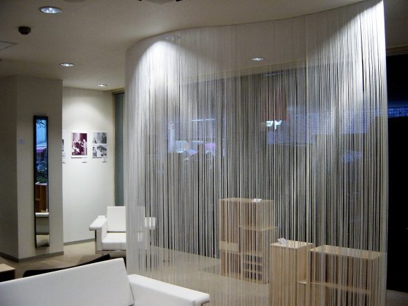 تقسيم المناطق باستخدام الستائر والكورنيش مرنة