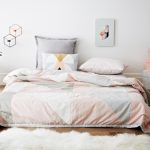 نستخدم مرتبة للنوم بدون ستارة في الداخل الحديث.