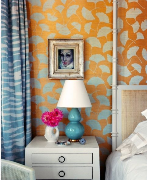 ستائر زرقاء وجدران برتقالية
