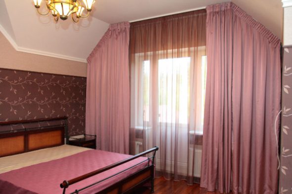 كورنيش على السقف لنافذة مخصصة