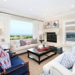 الطنف على كامل عرض الحائط يزيد بصريًا من مساحة الغرفة