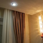 الطنف ، مخبأة في السقف تبدو مذهلة