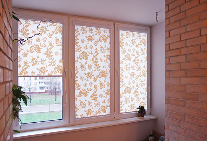 ستائر كاسيت خفيفة على شرفة منزل من الطوب