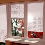 ستائر ملفوفة من النوع المغلق على نافذة بلاستيكية