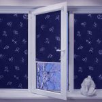 ستائر زرقاء داكنة مع طباعة بيضاء على نافذة بلاستيكية