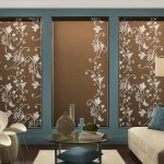تصميم غرفة المعيشة مع الستائر البني