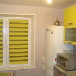 ستائر مخططة على نافذة المطبخ الحديث