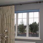 ستارة بيج على نافذة غرفة النوم