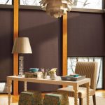 تصميم غرفة المعيشة مع نوافذ بانورامية