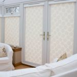 ستائر مغلقة على أبواب غرفة المعيشة