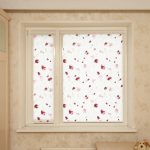 ستائر خفيفة على النافذة في غرفة الأطفال