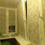 مكان للعمل على شرفة معزولة