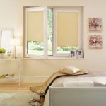 ستائر الكاسيت البيج على وشاح النافذة