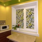 طاولة المطبخ أمام نافذة بلاستيكية