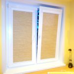 نافذة في غرفة الأطفال مع ستائر من نوع كاسيت