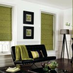 الستائر الكلاسيكية على الطنف في فتح النافذة