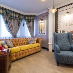 الجمع بين الأقمشة من لونين للستائر في غرفة المعيشة