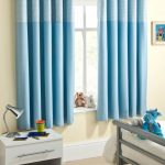 الجمع بين الستائر الزرقاء في داخل الحضانة