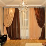 نسخة مشتركة من ستائر الشوكولاته البيج في غرفة المعيشة