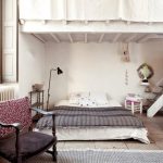 غرفة في مستويين مع رصيف على الأرض