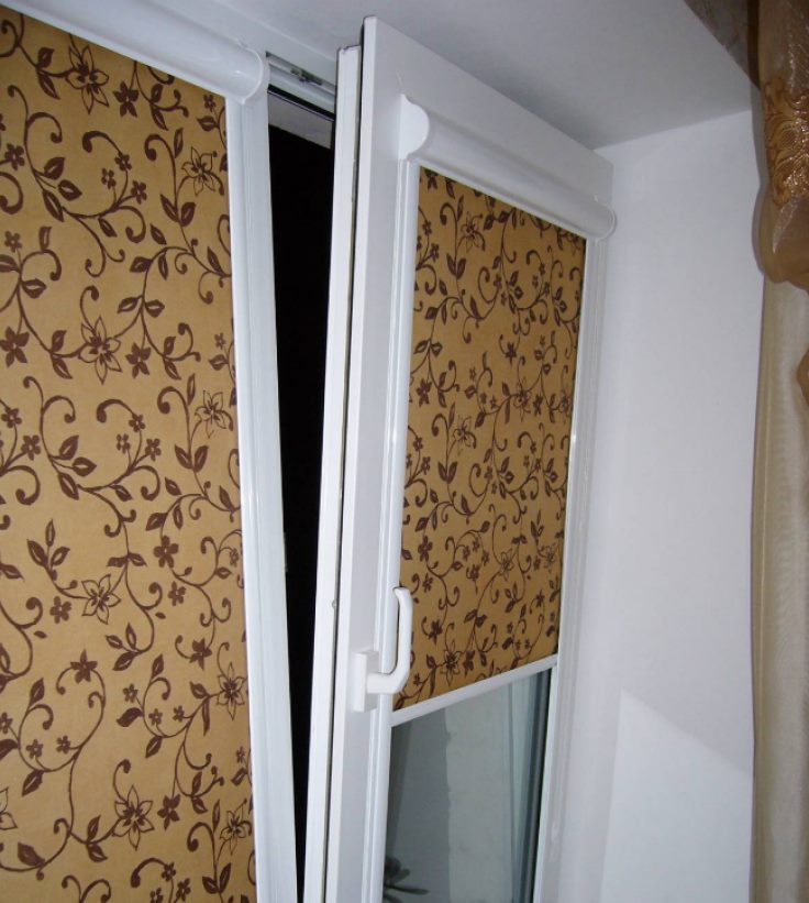 ستارة كاسيت مع نقوش على النافذة البلاستيكية