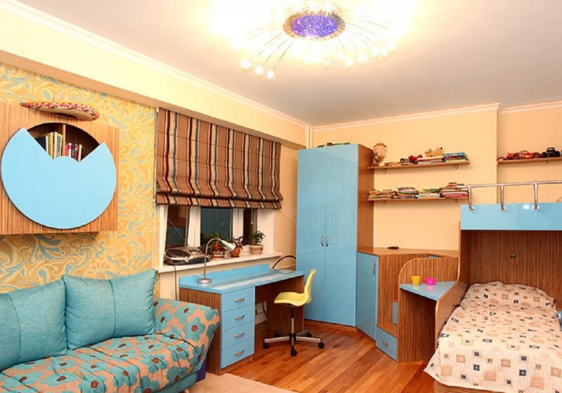 ستائر بنية ذات خطوط على نافذة الحضانة