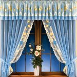 ستائر زرقاء قصيرة ذات لهجات زخرفية صفراء