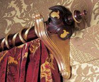 طنف خشبي جميل مع عناصر من الديكور