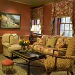 ستائر رومانية جميلة مع زخرفة مثبتة على الطنف على الحائط