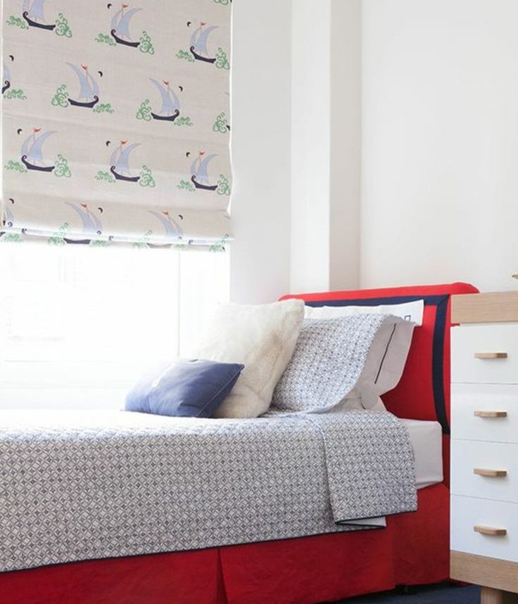 أثار الروماني أعمى على النافذة في الجزء المشمس من المنزل