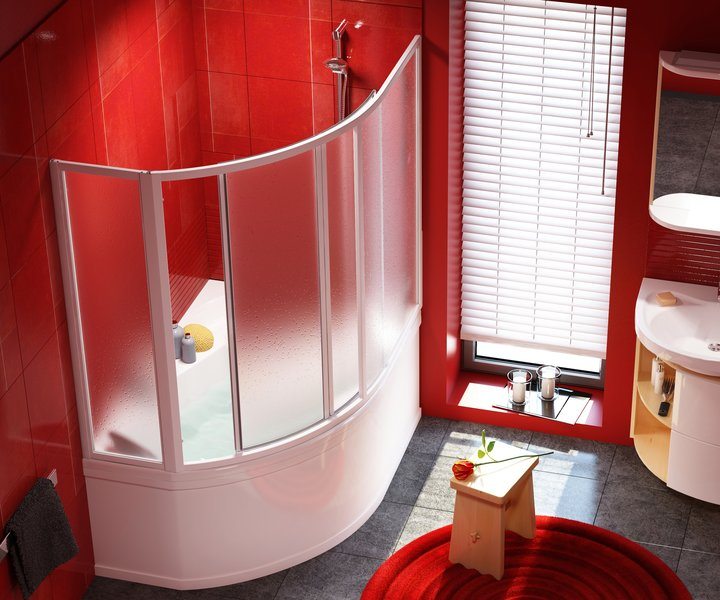 ستارة نصف قطرها من البلاستيك في داخل الحمام