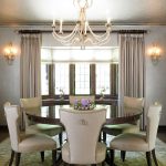 طنف خشبي مستدير مع زخرفة على الجانبين لغرفة الطعام