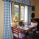 قفص كبير للستائر في المطبخ ذي الطراز الريفي