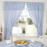 ستائر المطبخ و مفرش المائدة في زنزانة صغيرة بيضاء وزرقاء