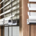 Rafshtora مع شرائح على شكل حرف Z على نافذة خشبية