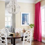 ستائر قرمزية من القماش السميك لغرفة الطعام