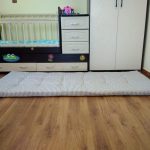 تساعد المراتب الموجودة على الأرض في استيعاب الضيوف في الليل.