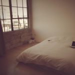 فراش بدلا من السرير المعتاد لغرفة نوم في أسلوب بساطتها