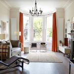 كورنيش معدني مكسور في نافذة الخليج